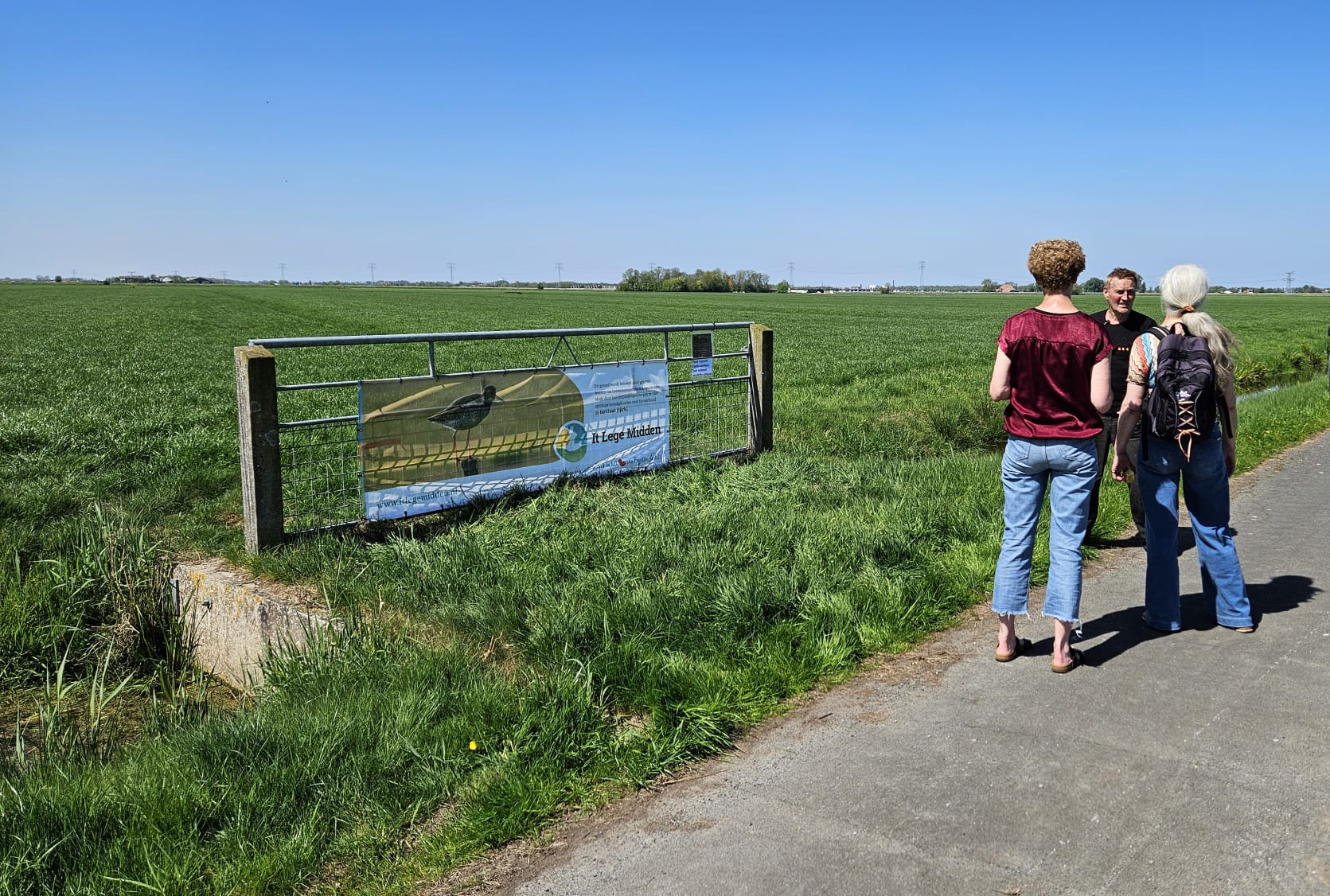 Verschillende hekdoeken opgehangen met afbeeldingen van weidevogels